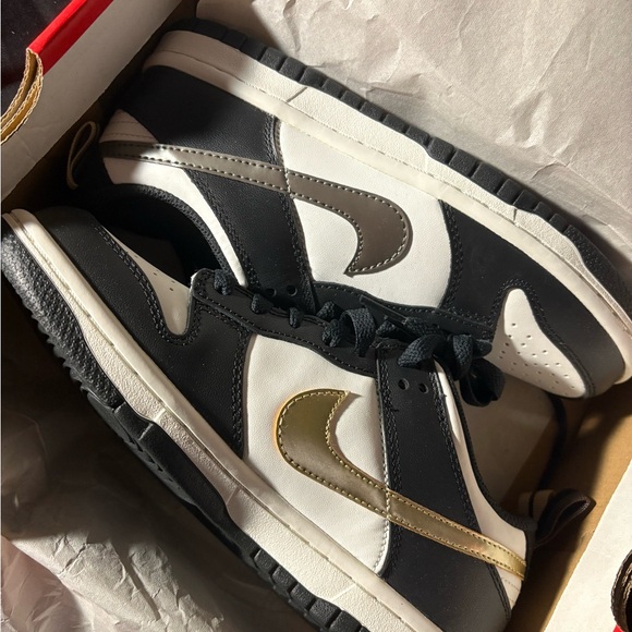 Nike Dunk Low SE (GS) - Picture 1 of 4